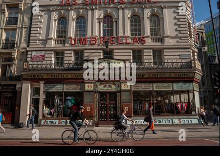 Londra, Inghilterra, People on Street Scene, 'Old Oxford Road', Cycling, Old Store Fronts « ombrelli » cartello Foto Stock