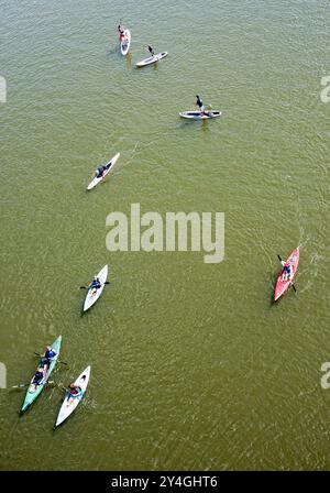Potomac River kayakers e Paddleboarders Washington DC // WASHINGTON DC - i kayak pagaiano lungo il fiume Potomac vicino a Georgetown in una giornata estiva di sole, catturati da una vista aerea dall'alto. Il corso d'acqua è una popolare destinazione ricreativa per i rematori nella capitale della nazione, offrendo opportunità di kayak urbano con vista sul lungomare di Georgetown. Il fiume Potomac scorre per 405 miglia (652 km) dalle sue sorgenti nella Virginia Occidentale attraverso Washington DC prima di svuotarsi nella Baia di Chesapeake. Foto Stock