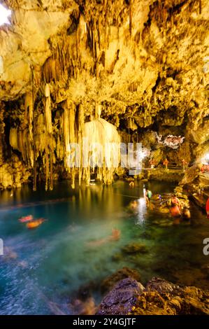 VALLADOLID, Messico - i nuotatori godono delle acque cristalline di Cenote X'kakah vicino a Valladolid (anche vicino a Dzitnup). Parte della rete massiccia dello Yucatan Foto Stock