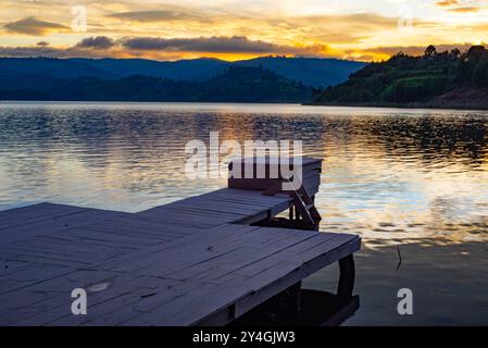 Apier sotto il sole del tramonto sul lago Bunyonyi nell'Uganda sud-occidentale. Il lago Bunyonyi è il lago più profondo dell'Uganda e il secondo più profondo dell'Africa Foto Stock