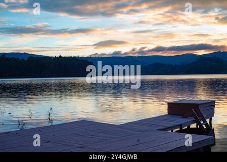 Apier sotto il sole del tramonto sul lago Bunyonyi nell'Uganda sud-occidentale. Il lago Bunyonyi è il lago più profondo dell'Uganda e il secondo più profondo dell'Africa Foto Stock