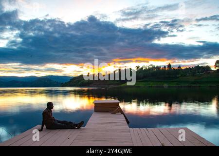 Apier sotto il sole del tramonto sul lago Bunyonyi nell'Uganda sud-occidentale. Il lago Bunyonyi è il lago più profondo dell'Uganda e il secondo più profondo dell'Africa Foto Stock