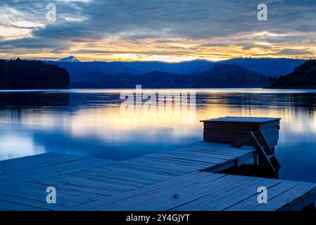 Apier sotto il sole del tramonto sul lago Bunyonyi nell'Uganda sud-occidentale. Il lago Bunyonyi è il lago più profondo dell'Uganda e il secondo più profondo dell'Africa Foto Stock