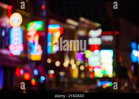 Neon Nights Vibrance in Broadway Street Nashville Motion Blur Perspective Foto Stock