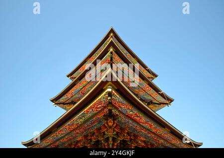 Tempio Naritasan Shinshoji a tre piani, Pagoda Rafters Narita Giappone // NARITA, Giappone - travi ornamentali della Pagoda a tre piani al tempio Naritasan Shinshoji mostrano colori vibranti e intricati disegni caratteristici della tradizionale architettura buddista giapponese. La pagoda alta 25 metri è stata originariamente costruita nel 1712 e rappresenta una delle strutture più significative del tempio. Il tempio Naritasan Shinshoji, fondato nel 940, è dedicato a Fudo Myoo e funge da tempio principale del ramo Chisan della setta buddista Shingon. Il complesso del tempio attrae milioni di visitatori ann Foto Stock