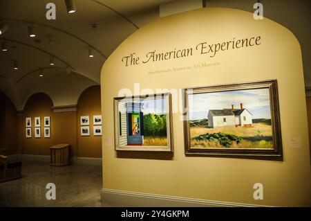 WASHINGTON, DC, Stati Uniti: L'ingresso alla mostra American Experience allo Smithsonian American Art Museum, con Cape Cod Morning (1950) sulla sinistra e Ryder's House (1933) sulla destra, entrambi dipinti da Edward Hopper. La mostra mette in evidenza opere notevoli di artisti americani. Foto Stock