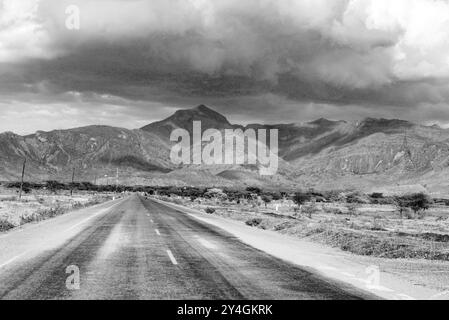 L'autostrada per Moroto Karamoja in Uganda con il Monte Moroto nel backroung Foto Stock