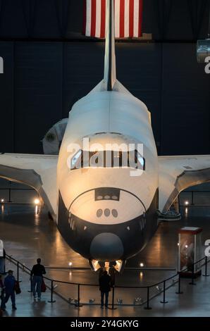 WASHINGTON DC - lo Space Shuttle Enterprise in mostra allo Smithsonian National Air and Space Museum. Questa storica navicella spaziale, il primo orbiter del programma Space Shuttle, servì come veicolo di prova e spianò la strada a future navette operative. L'Enterprise è stato poi sostituito nel museo dallo Space Shuttle Discovery. Foto Stock