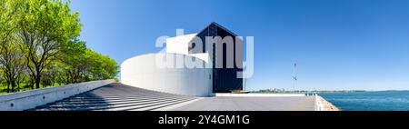 BOSTON, Massachusetts - la John F. Kennedy Presidential Library and Museum sorge sul lungomare di Dorchester, con la sua caratteristica architettura in cemento bianco progettata da I.M. Pei. La vista panoramica cattura la piazza sul lungomare di fronte alla biblioteca presidenziale, che funge da archivio ufficiale dell'Archivio Nazionale e dell'Amministrazione dei registri per i documenti e i manufatti dell'amministrazione Kennedy. In lontananza, gli alti edifici del centro di Boston creano uno sfondo drammatico a questo memoriale dedicato al 35° presidente americano. Foto Stock
