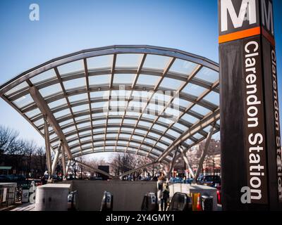 Il Clarendon vicina fermata della metropolitana tra Wilson Blvd e Clarendon Blvd su N Highland St in The Clarendon quartiere di Arlington, VA. Foto Stock