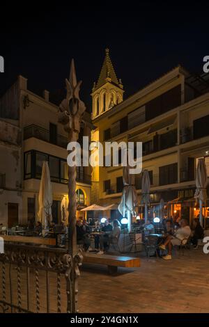 CAFFÈ ALL'APERTO SANTA MARIA DEL MAR CHURCH PLAZA DE LA MURADA PALAMOS COSTA BRAVA GERONA CATALOGNA SPAGNA Foto Stock