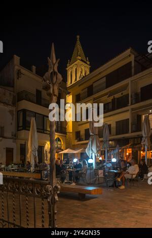 CAFFÈ ALL'APERTO SANTA MARIA DEL MAR CHURCH PLAZA DE LA MURADA PALAMOS COSTA BRAVA GERONA CATALOGNA SPAGNA Foto Stock