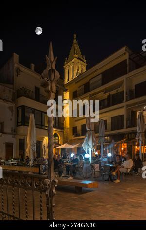 CAFFÈ ALL'APERTO SANTA MARIA DEL MAR CHURCH PLAZA DE LA MURADA PALAMOS COSTA BRAVA GERONA CATALOGNA SPAGNA Foto Stock