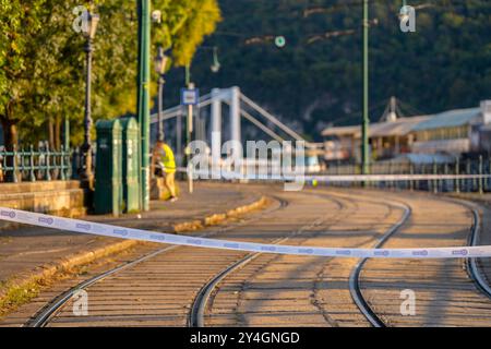 Budapest, Ungheria - 17 settembre 2024: Budapest si prepara alle inondazioni, con le linee del tram bloccate dal nastro di attenzione come parte delle misure di emergenza. Concentrati su Foto Stock