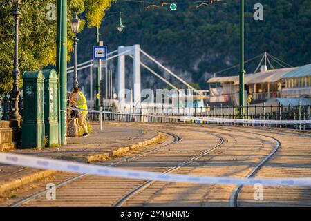 Budapest, Ungheria - 17 settembre 2024: Budapest si prepara alle inondazioni, con le linee del tram bloccate dal nastro di attenzione come parte delle misure di emergenza. Foto Stock