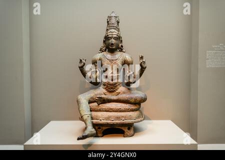 WASHINGTON DC, Stati Uniti: Una statua in bronzo di Shiva dell'India meridionale, risalente al XIII-XIV secolo, esposta presso la Arthur M. Sackler Gallery di Washington DC. Questa antica scultura indù fa parte della collezione di arte asiatica dello Smithsonian Institution, che mostra il ricco patrimonio culturale e le tradizioni artistiche dell'Asia meridionale. Foto Stock