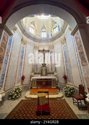 La facciata della cattedrale romanica di Otranto. La basilica cattolica risale all'XI secolo ed è situata a Otranto, in Puglia, in Italia. Foto Stock