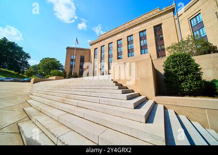Facciata dell'edificio degli uffici dello stato del Tennessee con vista della Flag Low Angle Foto Stock