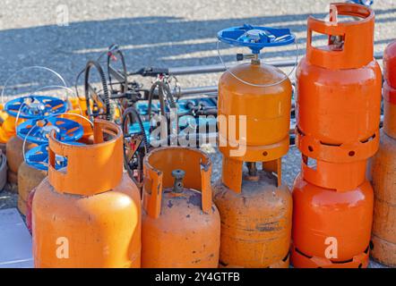 Bombole di gas GPL propano-butano per campeggiare attrezzature per bruciatori da campeggio Foto Stock