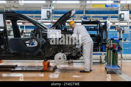 Wuhan, la provincia cinese di Hubei. 6 settembre 2024. Un lavoratore lavora presso una catena di montaggio della Dongfeng Motor Corporation a Wuhan, nella provincia di Hubei, nella Cina centrale, 6 settembre 2024. Crediti: HU Jingwen/Xinhua/Alamy Live News Foto Stock