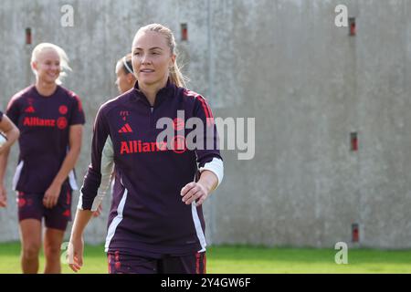 Glodis Perla Viggosdottir (FC Bayern Muenchen, 04) , Oeffentliches Training. FC Bayern Muenchen Frauen, Fussball, Saison 24/25, 18.09.2024, foto: Eibner-Pressefoto/Jenni Maul Foto Stock