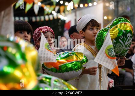 Mosul, Iraq. 16 settembre 2024. I bambini che indossano costumi tradizionali partecipano a una celebrazione della nascita del profeta Maometto dell'Islam, conosciuto in arabo come la festa "Mawlid al-Nabawi" nella vecchia Mosul, Iraq. (Foto di Ismael Adnan/SOPA Images/Sipa USA) credito: SIPA USA/Alamy Live News Foto Stock