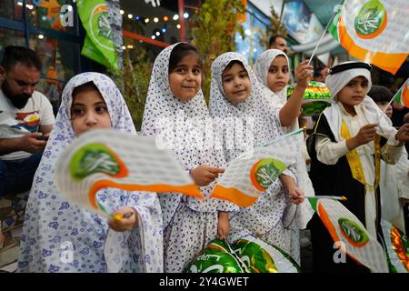 Mosul, Iraq. 16 settembre 2024. I bambini che indossano costumi tradizionali partecipano a una celebrazione della nascita del profeta Maometto dell'Islam, conosciuto in arabo come la festa "Mawlid al-Nabawi" nella vecchia Mosul, Iraq. (Foto di Ismael Adnan/SOPA Images/Sipa USA) credito: SIPA USA/Alamy Live News Foto Stock