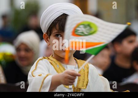 Mosul, Iraq. 16 settembre 2024. Un bambino che indossa un costume tradizionale partecipa a una celebrazione della nascita del profeta Maometto dell'Islam, conosciuto in arabo come la festa "Mawlid al-Nabawi" nella vecchia Mosul, Iraq. (Foto di Ismael Adnan/SOPA Images/Sipa USA) credito: SIPA USA/Alamy Live News Foto Stock