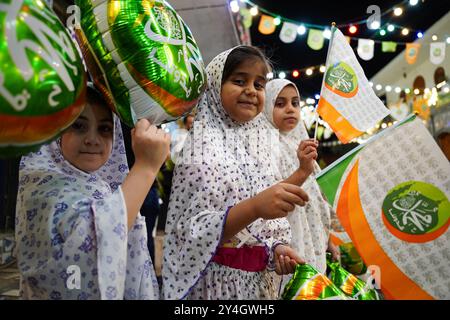 Mosul, Iraq. 16 settembre 2024. I bambini che indossano costumi tradizionali partecipano a una celebrazione della nascita del profeta Maometto dell'Islam, conosciuto in arabo come la festa "Mawlid al-Nabawi" nella vecchia Mosul, Iraq. (Foto di Ismael Adnan/SOPA Images/Sipa USA) credito: SIPA USA/Alamy Live News Foto Stock