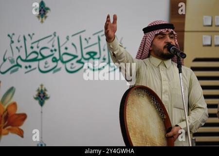 Mosul, Iraq. 16 settembre 2024. Un uomo musulmano si è esibito con il tradizionale DAF durante una celebrazione della nascita del profeta islamico Maometto, conosciuto in arabo come la vacanza "Mawlid al-Nabawi" nella vecchia Mosul, Iraq. (Foto di Ismael Adnan/SOPA Images/Sipa USA) credito: SIPA USA/Alamy Live News Foto Stock