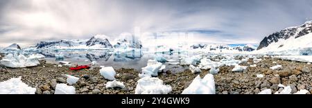 Alta risoluzione panorama di un kayak tirata sulla spiaggia rocciosa a de Cuverville Island sulla penisola antartica. Foto Stock