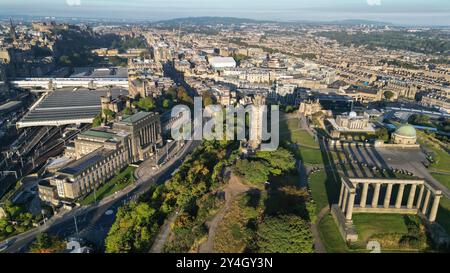 Vista aerea del Monumento Nazionale, del Monumento Nelson e dell'Osservatorio cittadino su Canton Hill, Edimburgo, Scozia. Foto Stock