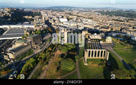 Vista aerea del Monumento Nazionale, del Monumento Nelson e dell'Osservatorio cittadino su Canton Hill, Edimburgo, Scozia. Foto Stock