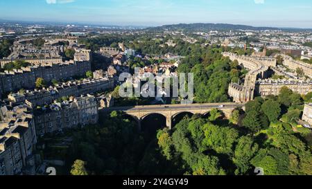 Veduta aerea del ponte Dean, dove attraversa l'acqua di Leith, nuova città di Edimburgo, Scozia. Foto Stock
