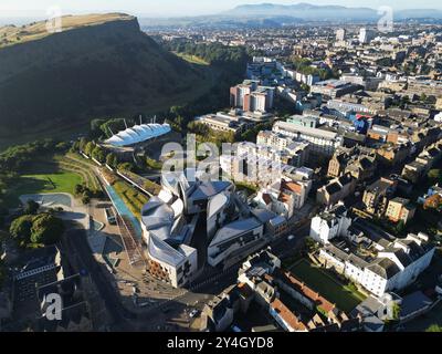 Vista aerea del Parlamento scozzese e della sede Dynamic Earth a Holyrood, Edimburgo, Scozia, Regno Unito. Foto Stock