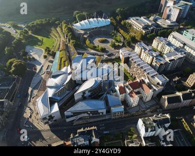 Vista aerea del Parlamento scozzese e della sede Dynamic Earth a Holyrood, Edimburgo, Scozia, Regno Unito. Foto Stock