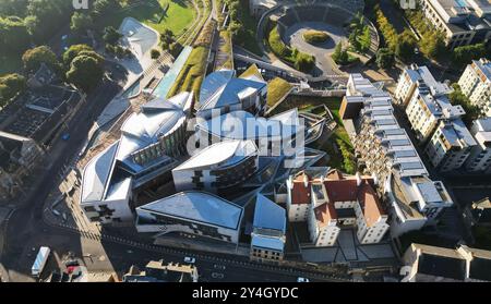 Vista aerea del Parlamento scozzese e della sede Dynamic Earth a Holyrood, Edimburgo, Scozia, Regno Unito. Foto Stock