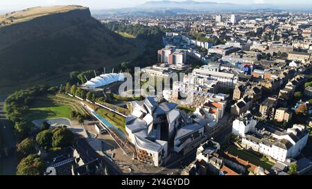 Vista aerea del Parlamento scozzese e della sede Dynamic Earth a Holyrood, Edimburgo, Scozia, Regno Unito. Foto Stock