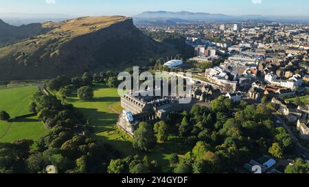 Vista aerea del Palazzo di Holyrood House e del Parlamento scozzese, Holyrood, Edimburgo, Scozia Foto Stock