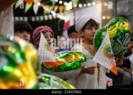 Mosul, Ninive, Iraq. 16 settembre 2024. I bambini che indossano costumi tradizionali partecipano a una celebrazione della nascita del profeta Maometto dell'Islam, conosciuto in arabo come la vacanza ''Mawlid al-Nabawi'' nella vecchia Mosul, Iraq. (Immagine di credito: © Ismael Adnan/SOPA Images via ZUMA Press Wire) SOLO PER USO EDITORIALE! Non per USO commerciale! Foto Stock