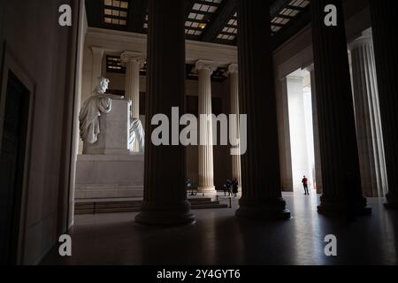 Lincoln Memorial Abraham Lincoln Statue Washington DC // WASHINGTON DC - l'iconica statua di Abraham Lincoln, scolpita da Daniel Chester French, è visibile attraverso le grandi colonne interne del Lincoln Memorial. Questa visione enfatizza l'architettura neoclassica del memoriale e incornicia la figura contemplativa del 16° presidente, creando un senso di riverenza e significato storico. Foto Stock