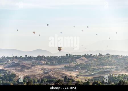Mongolfiere della Temecula Valley Balloon and Wine Festival Temecula California // TEMECULA, California - Una variopinta flotta di mongolfiere che galleggia sopra la Temecula Valley durante il Temecula Valley Balloon and Wine Festival. Il festival annuale combina voli in mongolfiera, degustazione di vini da vigneti locali e intrattenimento nella contea di Riverside sud-occidentale. La regione vinicola di Temecula offre uno sfondo panoramico per l'evento popolare che attrae migliaia di visitatori ogni anno. Foto Stock