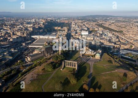 Vista aerea del Monumento Nazionale, del Monumento Nelson e dell'Osservatorio cittadino su Canton Hill, Edimburgo, Scozia. Foto Stock