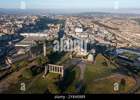 Vista aerea del Monumento Nazionale, del Monumento Nelson e dell'Osservatorio cittadino su Canton Hill, Edimburgo, Scozia. Foto Stock