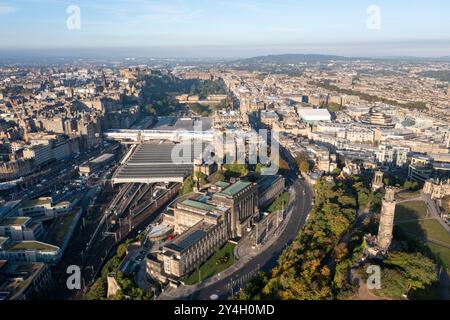 Vista aerea del Monumento Nazionale, del Monumento Nelson e dell'Osservatorio cittadino su Canton Hill, Edimburgo, Scozia. Foto Stock