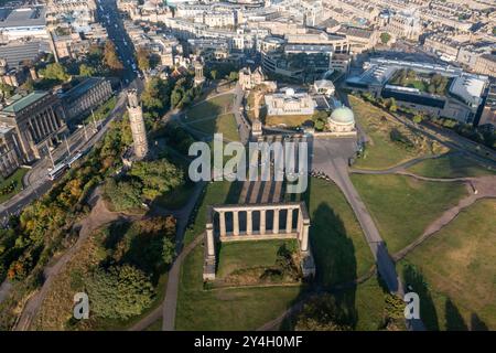 Vista aerea del Monumento Nazionale, del Monumento Nelson e dell'Osservatorio cittadino su Canton Hill, Edimburgo, Scozia. Foto Stock