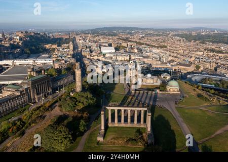 Vista aerea del Monumento Nazionale, del Monumento Nelson e dell'Osservatorio cittadino su Canton Hill, Edimburgo, Scozia. Foto Stock