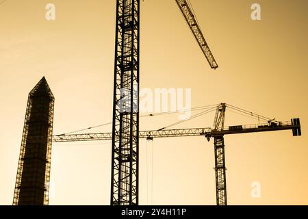 Washington Monument Restoration ponteggio Washington DC // WASHINGTON DC — il Washington Monument è sottoposto a lavori di restauro mentre è circondato da impalcature, con gru da costruzione visibili dal vicino progetto National Museum of African American History and Culture. L'obelisco di marmo di 555 piedi (169 metri), completato nel 1884 per onorare il primo presidente degli Stati Uniti, richiese ampie riparazioni per affrontare problemi strutturali, tra cui i danni causati dal terremoto del 2011. Lo Smithsonian's National Museum of African American History and Culture, progettato da David Adjaye, è stato inaugurato nel 2016 come il più recente additi Foto Stock
