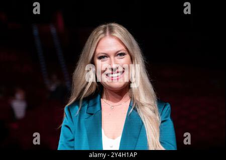 Oberhausen, Germania. 18 settembre 2024. Moderatrice Jessica ENZMINGER, ritratto, immagine singola ritagliata, motivo singolo, presentazione del nuovo programma per il Metronom Theater Oberhausen, Metronom Theater Oberhausen il 18 settembre 2024, credito: dpa/Alamy Live News Foto Stock