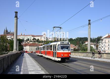 Tram rosso vintage retrò, trasporti pubblici per le strade di Praga, capitale della Repubblica Ceca il 17 settembre 2024 Foto Stock